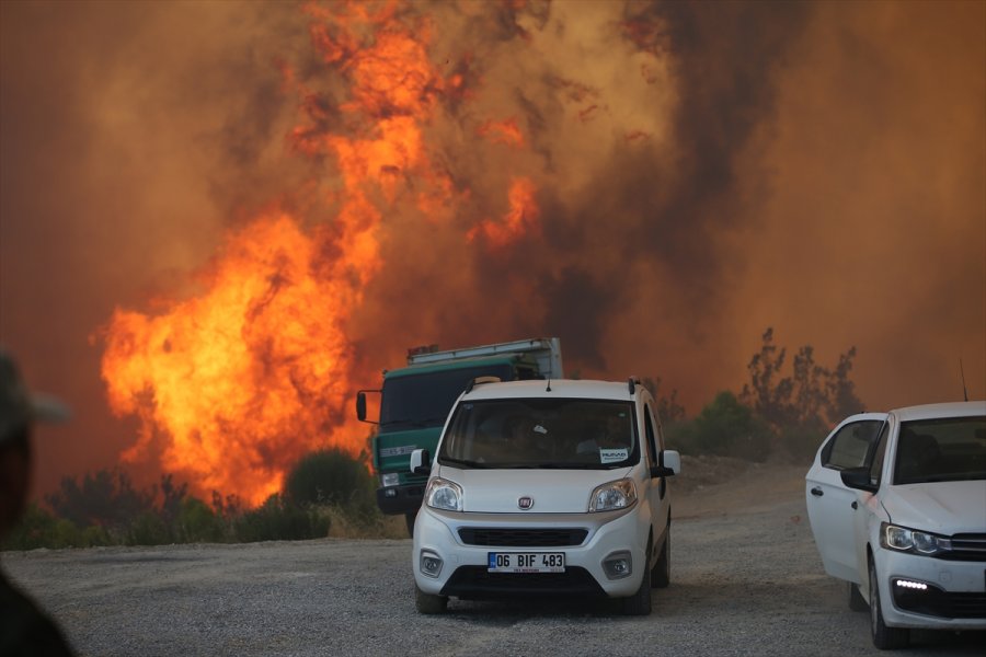 Manavgat'taki Orman Yangınına Havadan Ve Karadan Müdahale Sürüyor