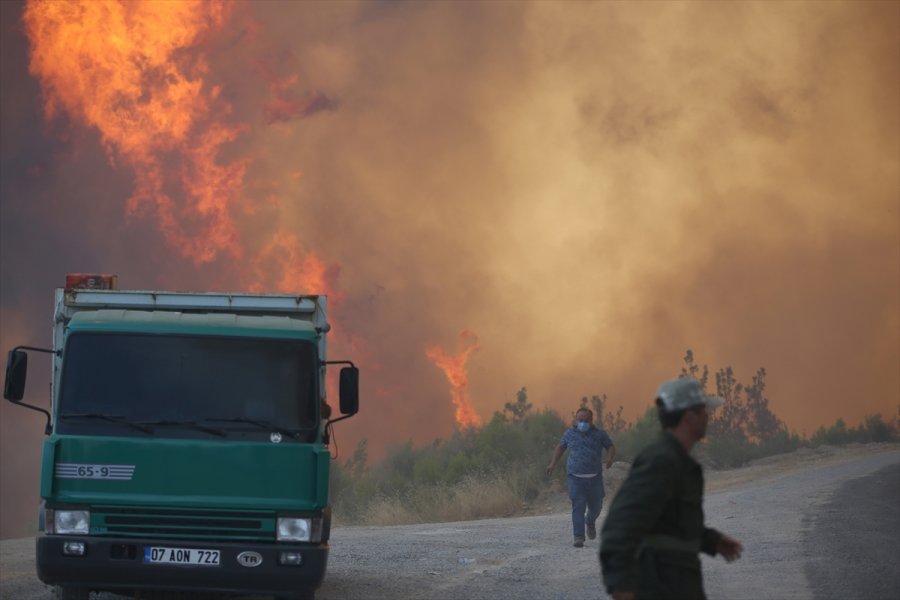 Manavgat'taki Orman Yangınına Havadan Ve Karadan Müdahale Sürüyor