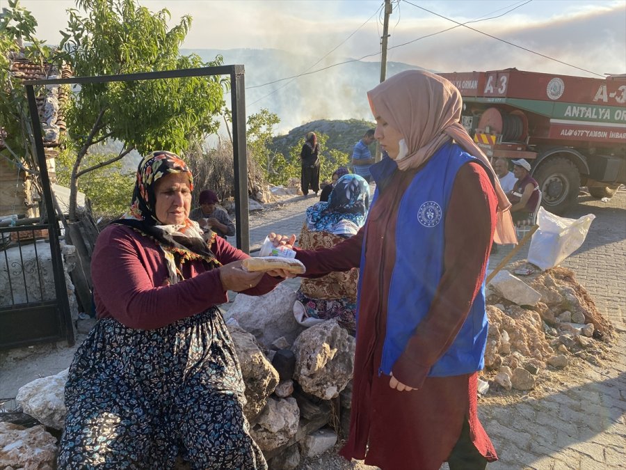 Üniversiteli Reyhan Dedesini Kaybettiği Yangında Yaptıklarıyla Gönüllere Dokunuyor