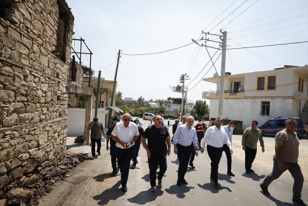 Bakan Karaismailoğlu, Manavgat'taki Yangının Etkili Olduğu Mahallelerde İncelemede Bulundu