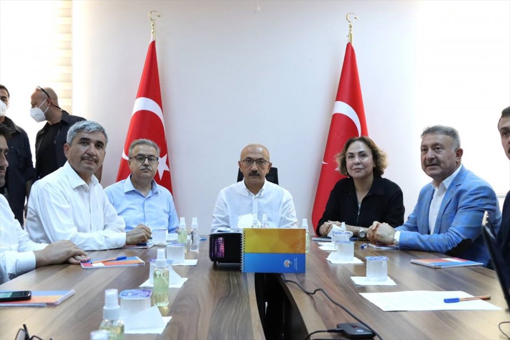 Bakan Lütfi Elvan, Mersin'de Orman Yangınlarını Değerlendirdi