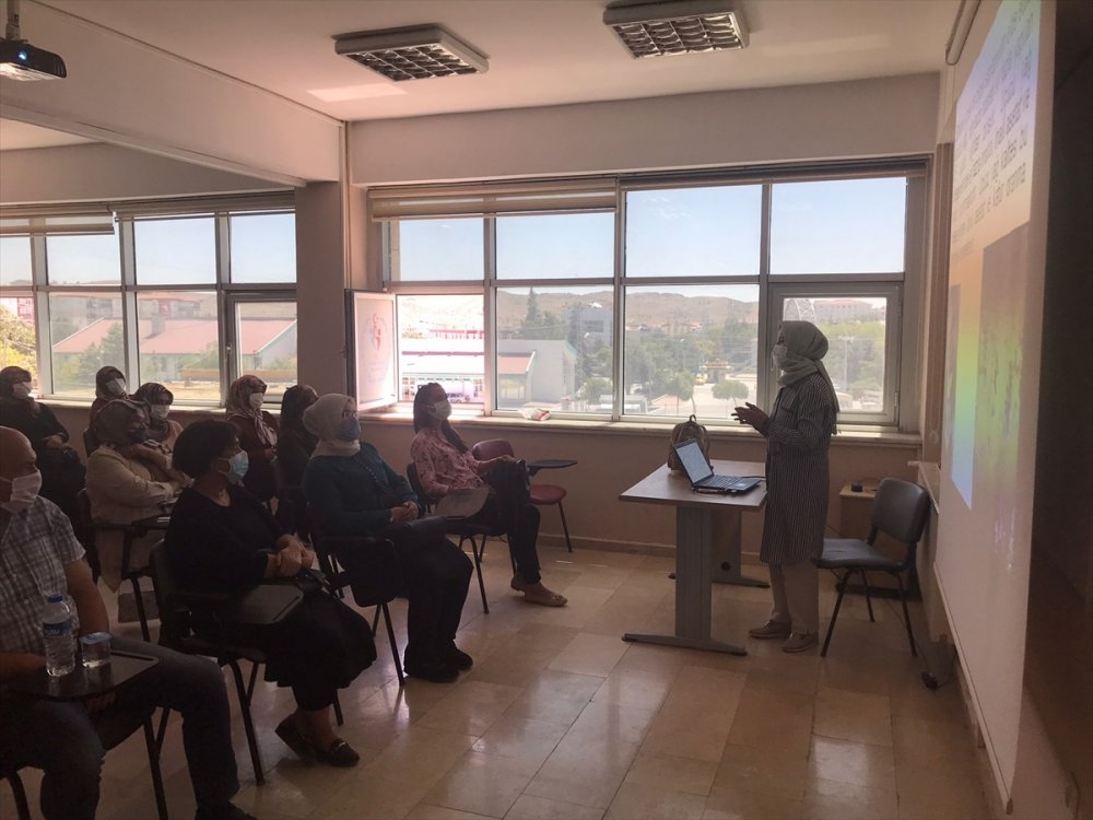 Karapınar'da Kadın Çiftçi Adaylarına Lavanta Yetiştiriciliği Eğitimi Verildi