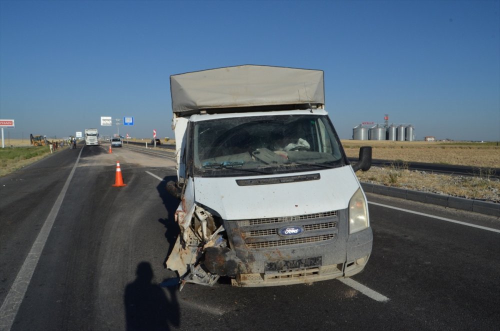 Aksaray'da Otomobil Koyun Sürüsüne Çarptı