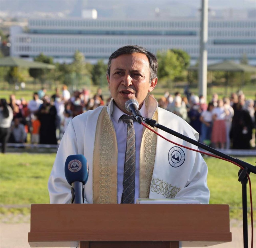 ERÜ Edebiyat Fakültesi'nde Mezuniyet Töreni Düzenlendi