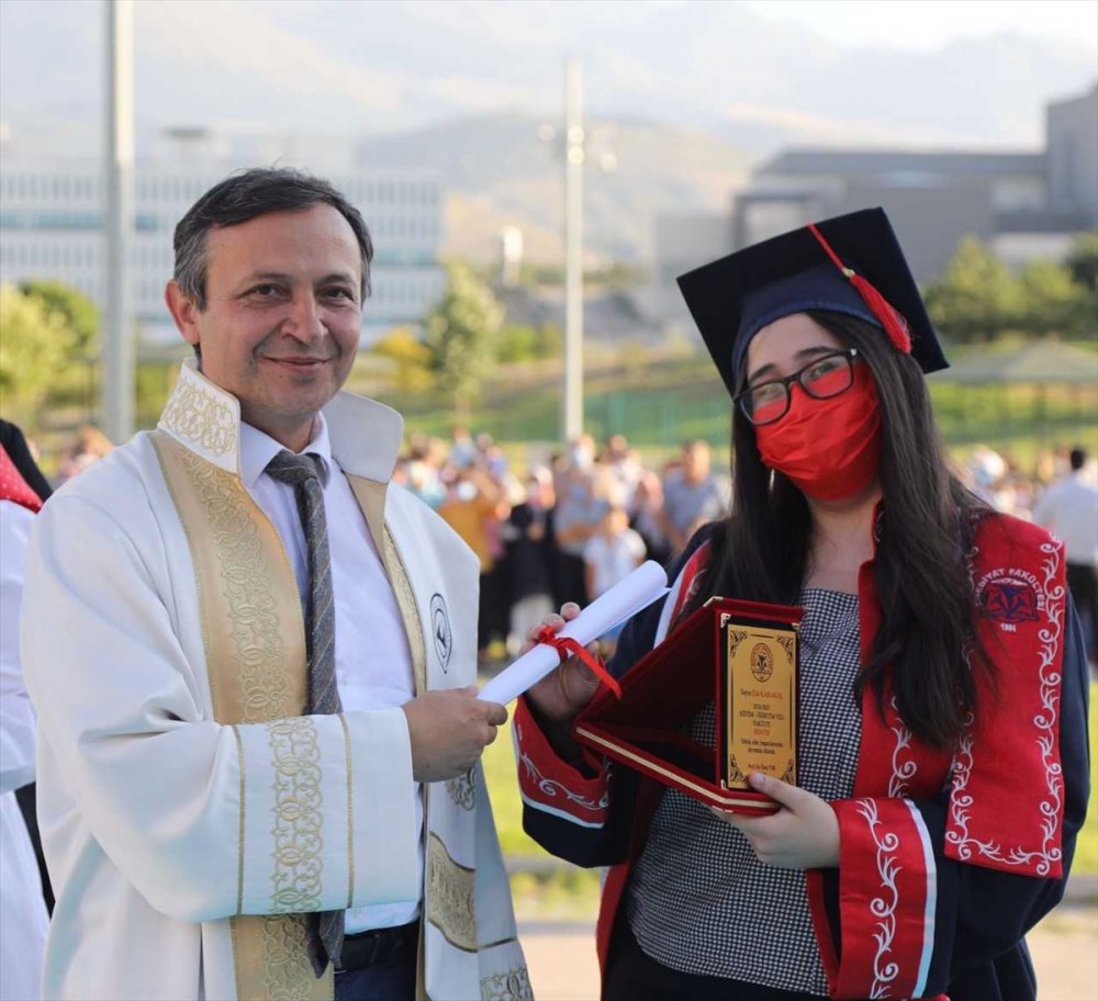 ERÜ Edebiyat Fakültesi'nde Mezuniyet Töreni Düzenlendi