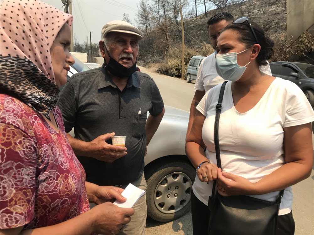 Gurbetçi Aile Tatile Geldiği Manavgat'ta Evleri Yananların Yardımına Koştu