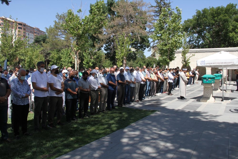 Kayseri'de, Kanser Hastası Adam İle Kovid-19 Tedavisi Gören Babası 15 Dakika Arayla Vefat Etti