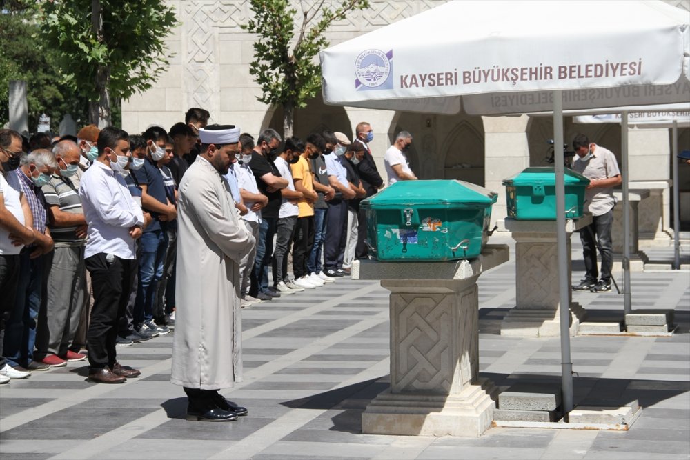 Kayseri'de, Kanser Hastası Adam İle Kovid-19 Tedavisi Gören Babası 15 Dakika Arayla Vefat Etti