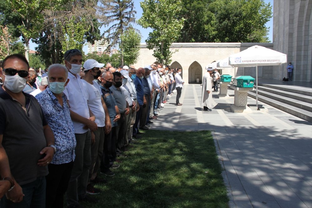 Kayseri'de, Kanser Hastası Adam İle Kovid-19 Tedavisi Gören Babası 15 Dakika Arayla Vefat Etti