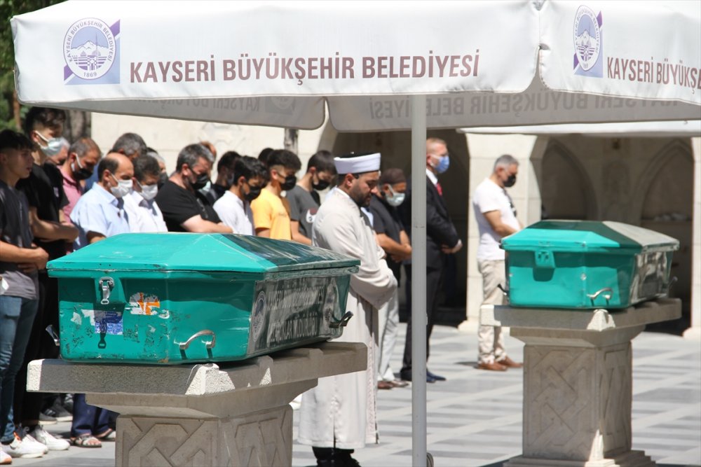 Kayseri'de, Kanser Hastası Adam İle Kovid-19 Tedavisi Gören Babası 15 Dakika Arayla Vefat Etti