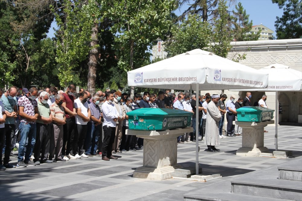 Kayseri'de, Kanser Hastası Adam İle Kovid-19 Tedavisi Gören Babası 15 Dakika Arayla Vefat Etti