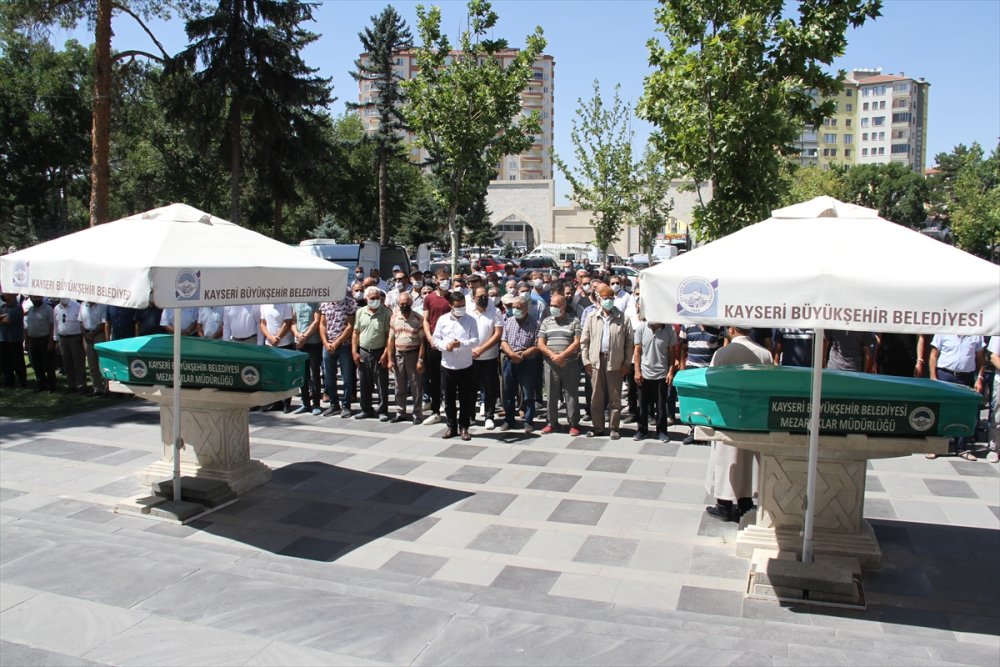 Kayseri'de, Kanser Hastası Adam İle Kovid-19 Tedavisi Gören Babası 15 Dakika Arayla Vefat Etti