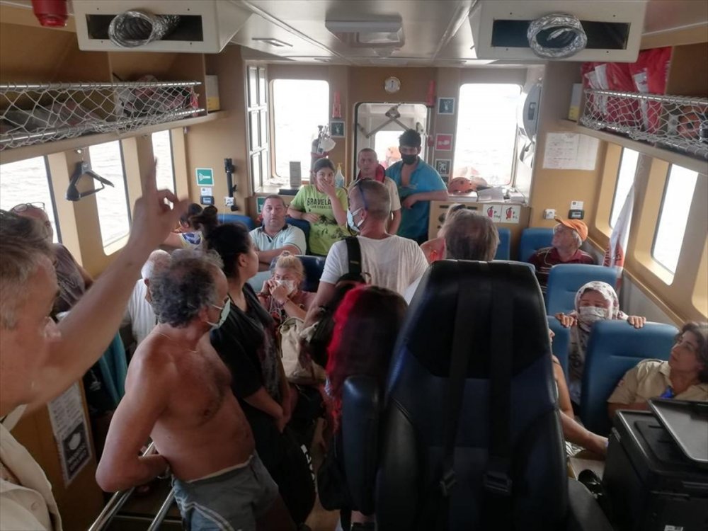 Kıyı Emniyeti Ekipleri Orman Yangınlarına Denizden Müdahale Ediyor