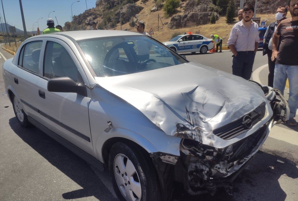 Seydişehir'de Lpg Tankeri İle Otomobil Çarpıştı: 2 Yaralı