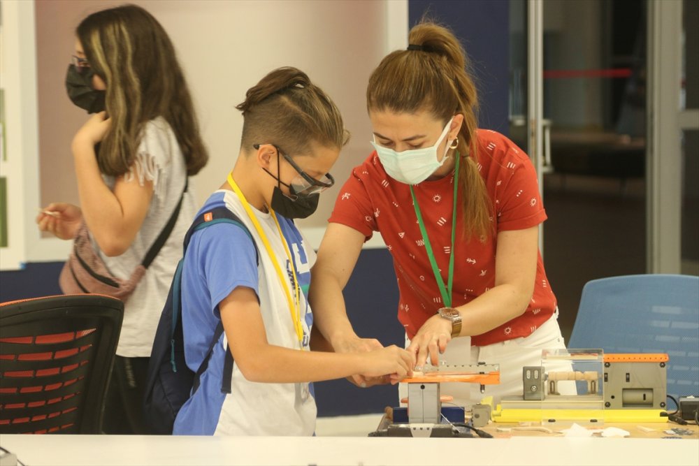 Bilim Kamplarında Çocuklar Hem Eğleniyor Hem Öğreniyor
