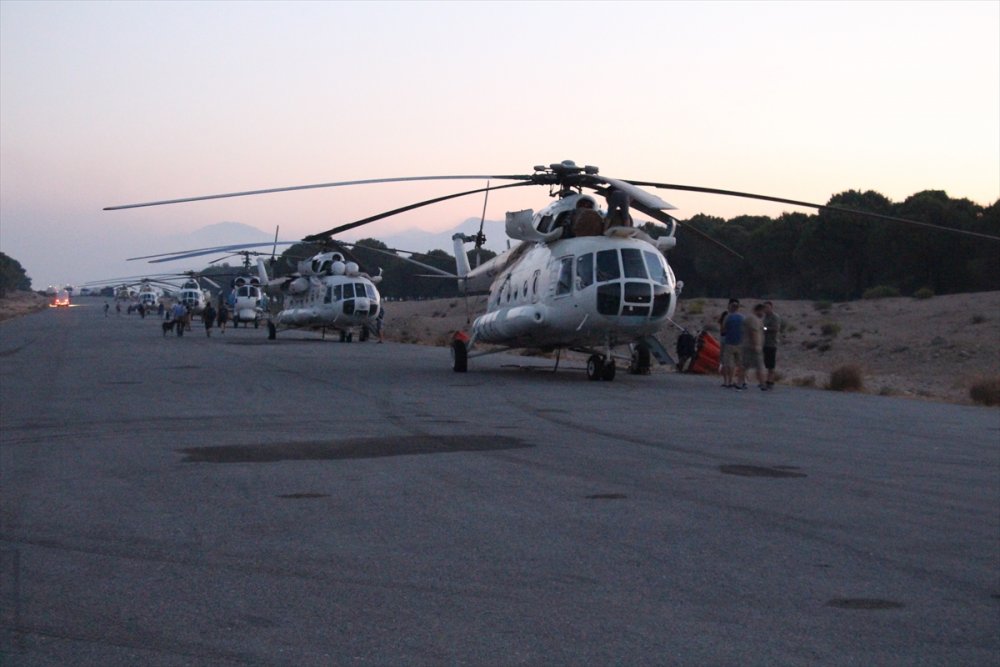 Hava Araçları Yangınları Söndürmek İçin Sabahın İlk Işıklarıyla Havalanıp Gün Batımında Piste Dönüyor