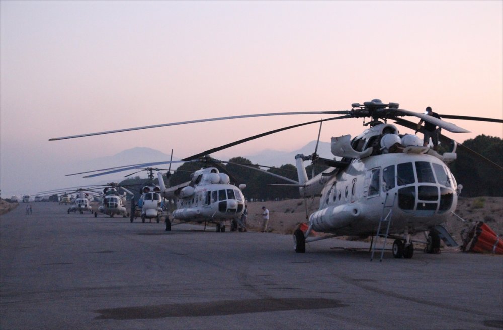 Hava Araçları Yangınları Söndürmek İçin Sabahın İlk Işıklarıyla Havalanıp Gün Batımında Piste Dönüyor