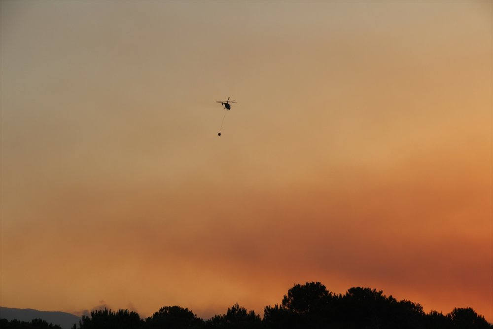 Hava Araçları Yangınları Söndürmek İçin Sabahın İlk Işıklarıyla Havalanıp Gün Batımında Piste Dönüyor