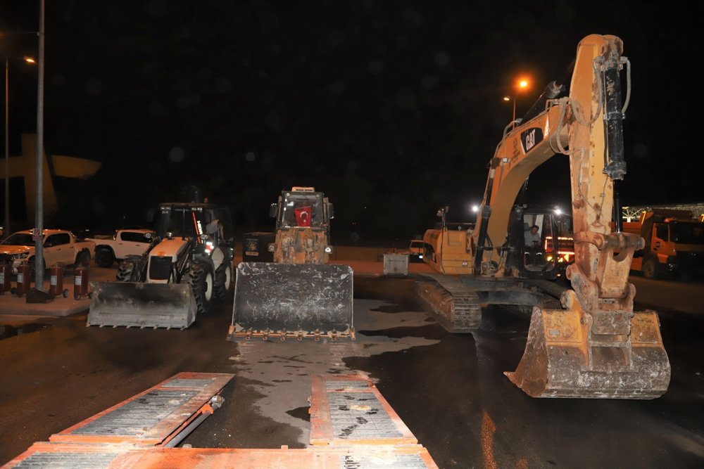 Konya Büyükşehir Belediyesi Marmaris'teki Yangın Bölgesine Destek İçin İş Makinelerini De Yola Çıkardı
