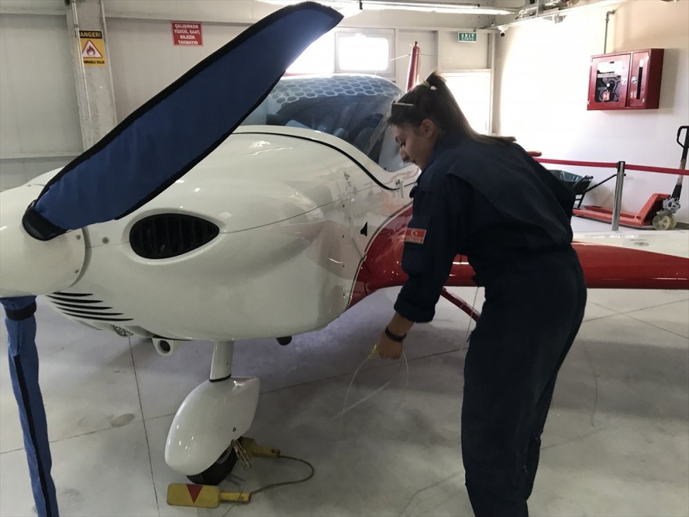 Pilotaj Bölümünün Kız Öğrencileri, Planör Ve Tek Motorlu Uçaklarla Göreve Hazırlanıyor