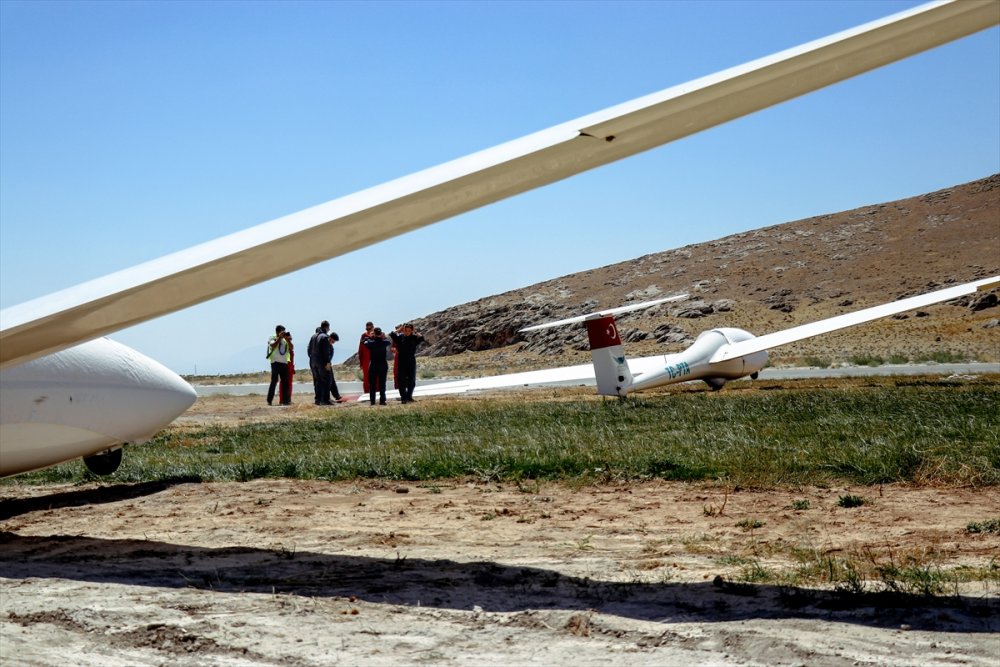 Pilotaj Bölümünün Kız Öğrencileri, Planör Ve Tek Motorlu Uçaklarla Göreve Hazırlanıyor