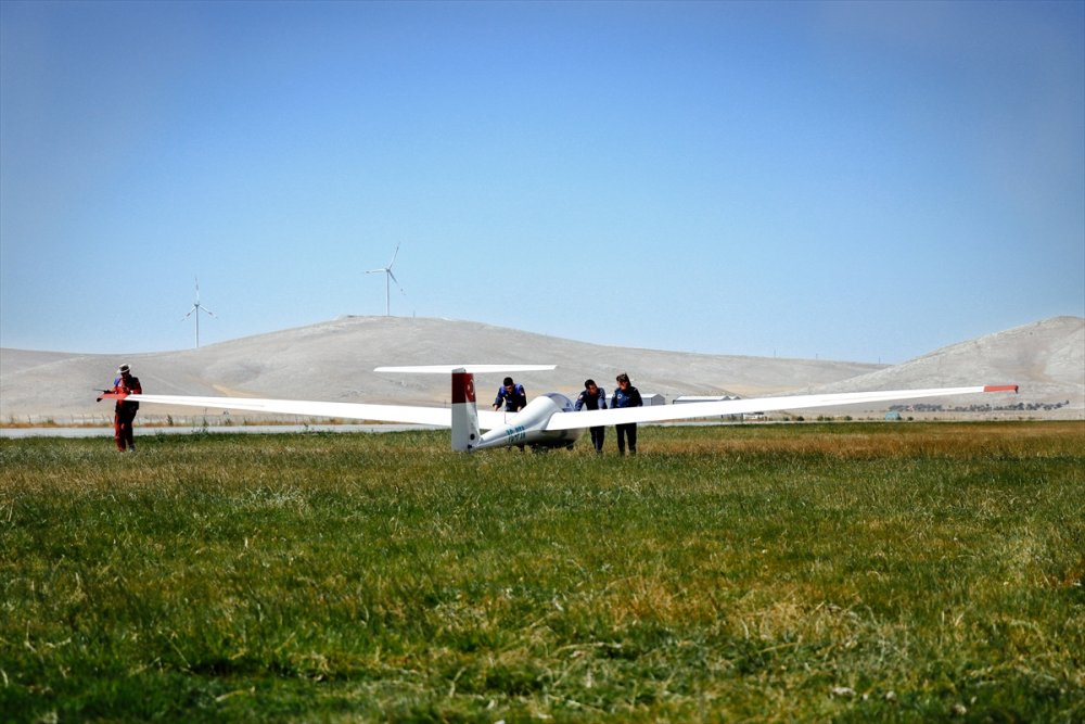 Pilotaj Bölümünün Kız Öğrencileri, Planör Ve Tek Motorlu Uçaklarla Göreve Hazırlanıyor