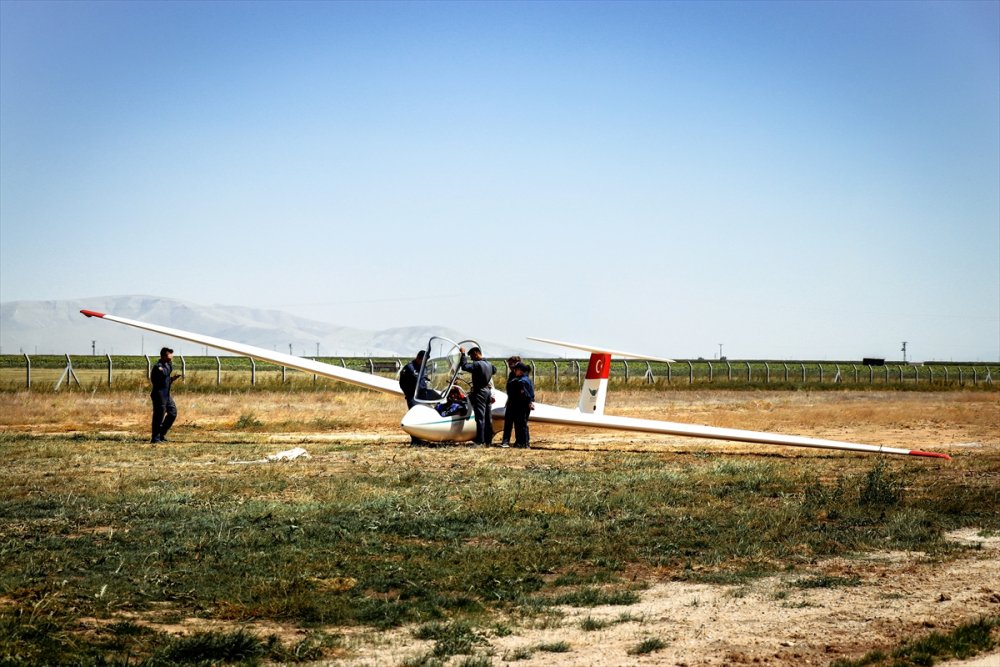 Pilotaj Bölümünün Kız Öğrencileri, Planör Ve Tek Motorlu Uçaklarla Göreve Hazırlanıyor