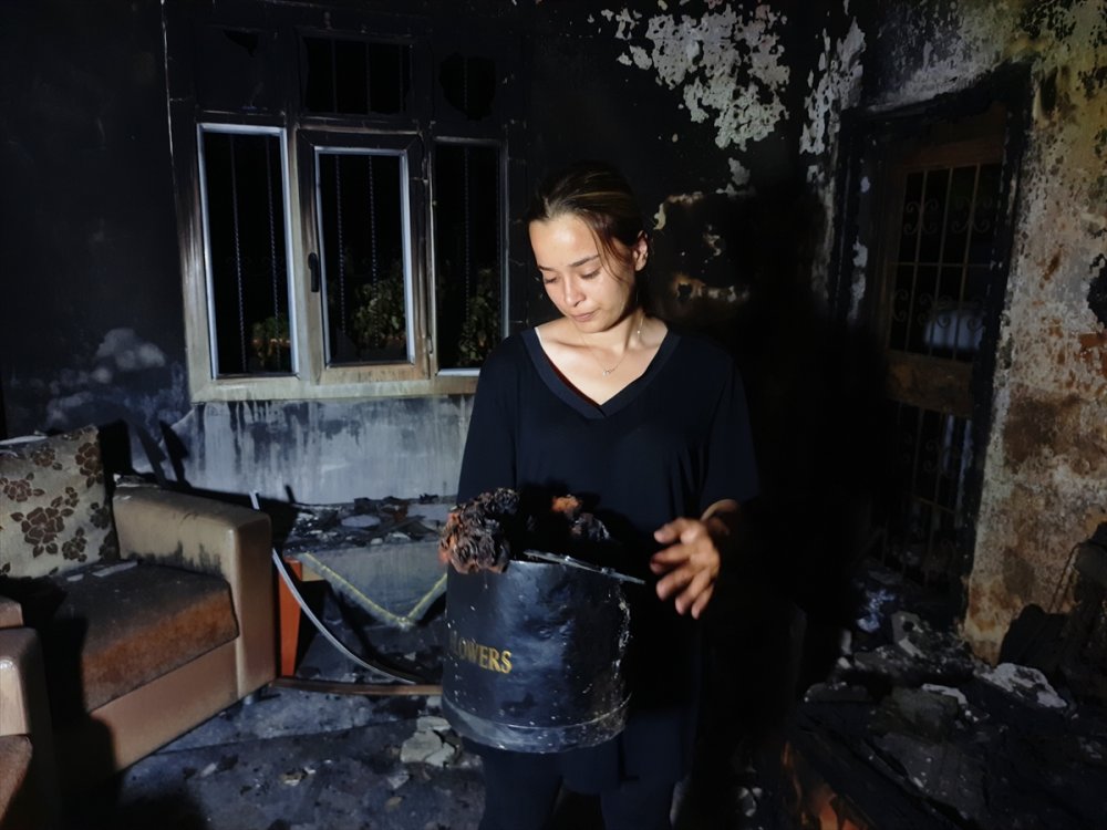 Türk Kızılaydan Mersin'deki Orman Yangınında Çeyizi Zarar Gören Genç Kıza Destek