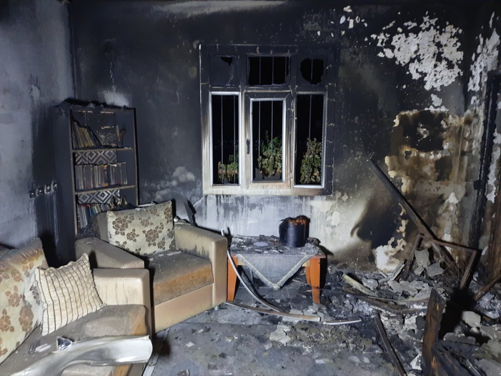 Türk Kızılaydan Mersin'deki Orman Yangınında Çeyizi Zarar Gören Genç Kıza Destek