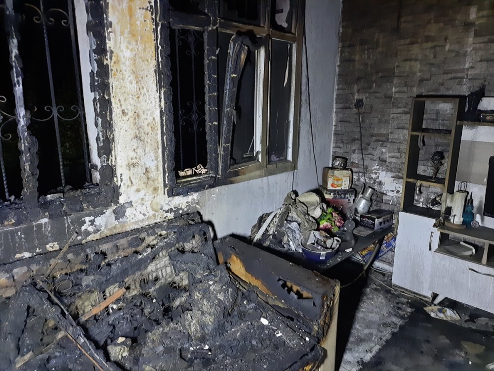 Türk Kızılaydan Mersin'deki Orman Yangınında Çeyizi Zarar Gören Genç Kıza Destek