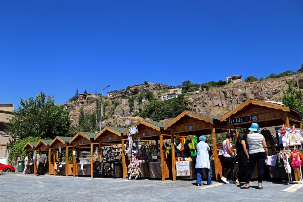 Bu Pazarda Sadece Kadınların El Emekleri Satılıyor