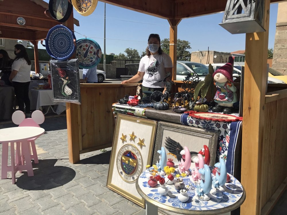 Bu Pazarda Sadece Kadınların El Emekleri Satılıyor