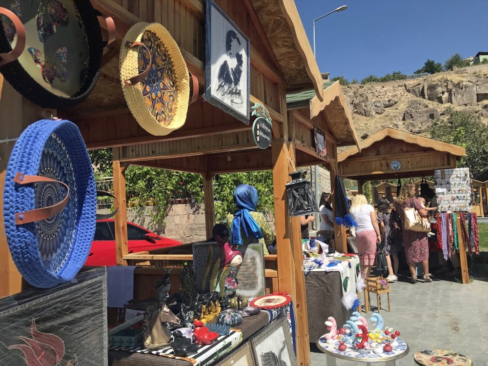 Bu Pazarda Sadece Kadınların El Emekleri Satılıyor