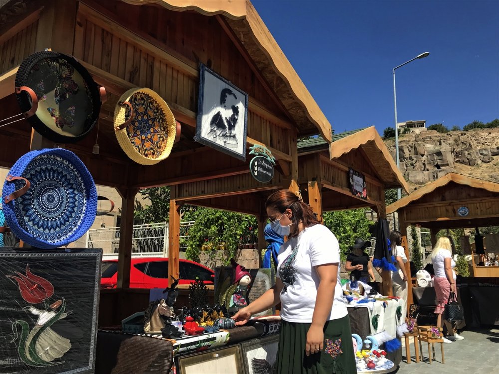 Bu Pazarda Sadece Kadınların El Emekleri Satılıyor