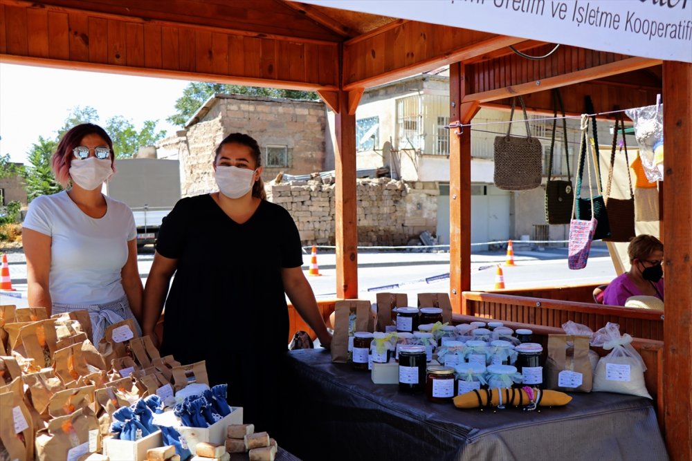 Bu Pazarda Sadece Kadınların El Emekleri Satılıyor