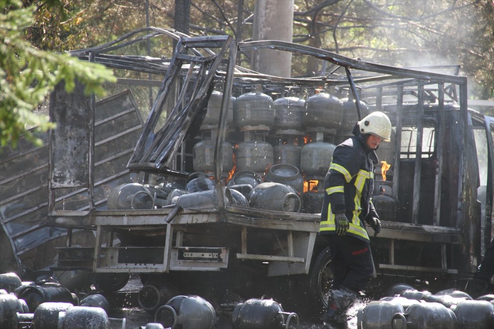Kayseri'de Park Halindeki Tüp Yüklü Kamyonette Çıkan Yangın Söndürüldü