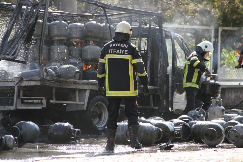 Kayseri'de Park Halindeki Tüp Yüklü Kamyonette Çıkan Yangın Söndürüldü