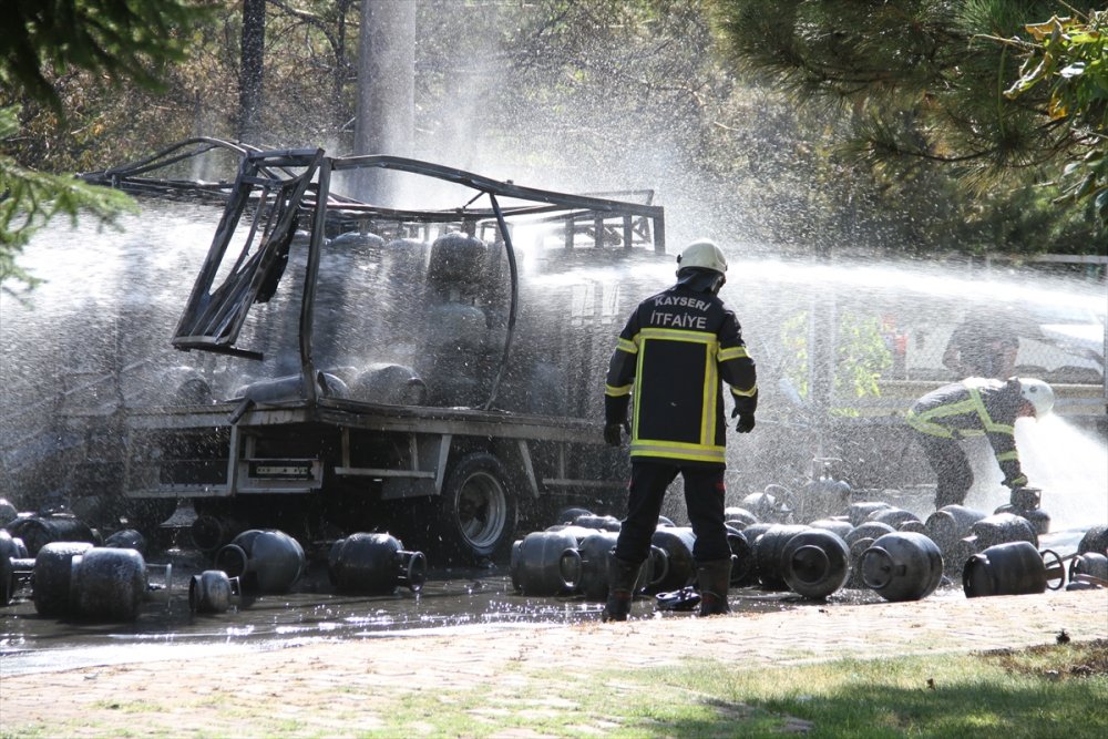 Kayseri'de Park Halindeki Tüp Yüklü Kamyonette Çıkan Yangın Söndürüldü