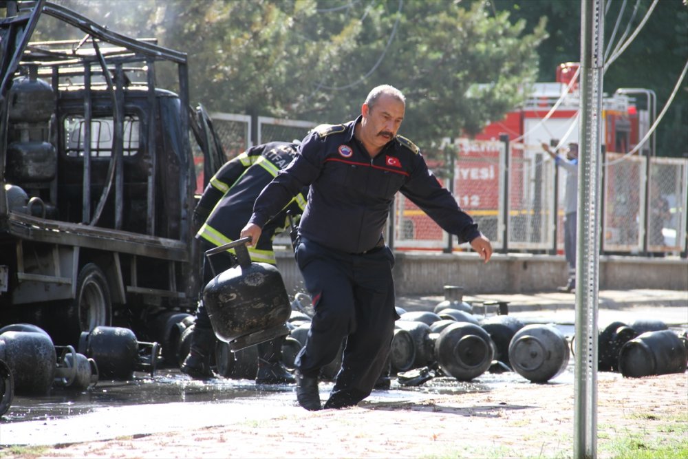 Kayseri'de Park Halindeki Tüp Yüklü Kamyonette Çıkan Yangın Söndürüldü