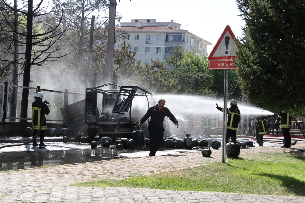 Kayseri'de Park Halindeki Tüp Yüklü Kamyonette Çıkan Yangın Söndürüldü