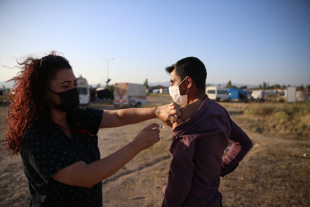 Mevsimlik Tarım İşçilerine Çadırlarında Aşı Hizmeti Sürüyor