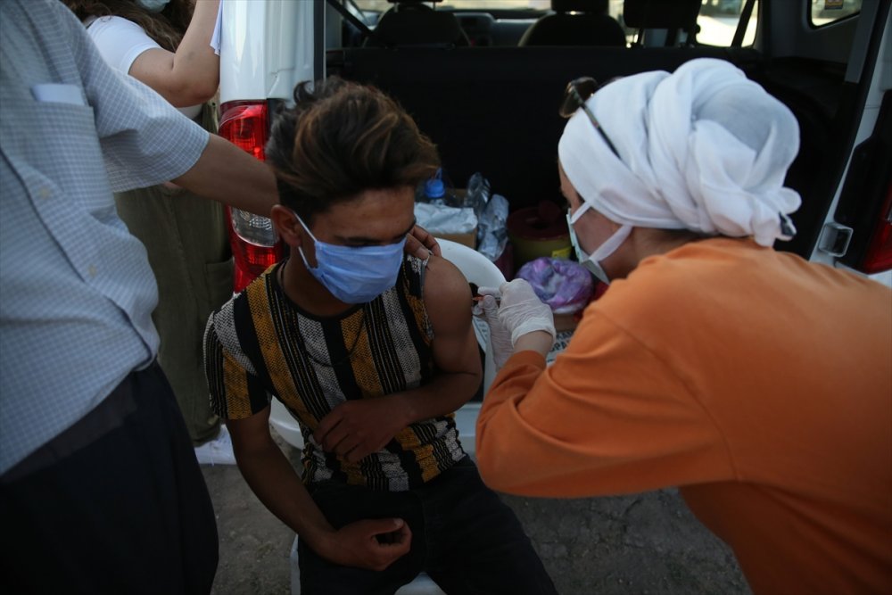 Mevsimlik Tarım İşçilerine Çadırlarında Aşı Hizmeti Sürüyor