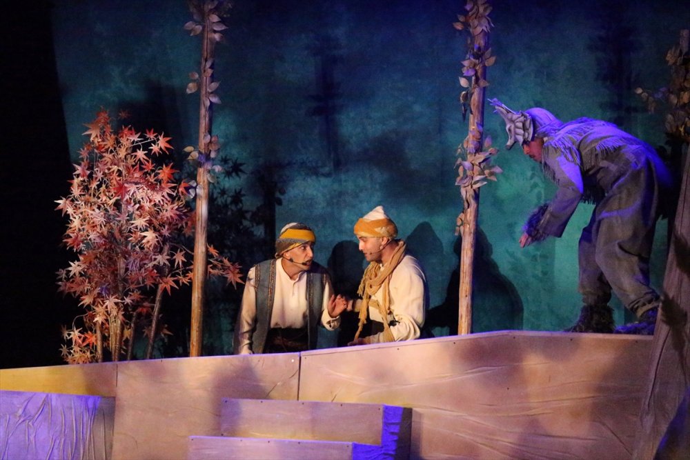 Trabzon Devlet Tiyatrosu, "Yunus'la Yürürken" Oyununu Eskişehir'de Sahneledi