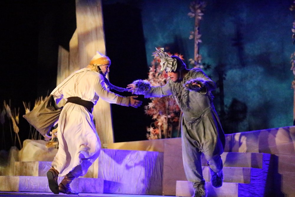 Trabzon Devlet Tiyatrosu, "Yunus'la Yürürken" Oyununu Eskişehir'de Sahneledi