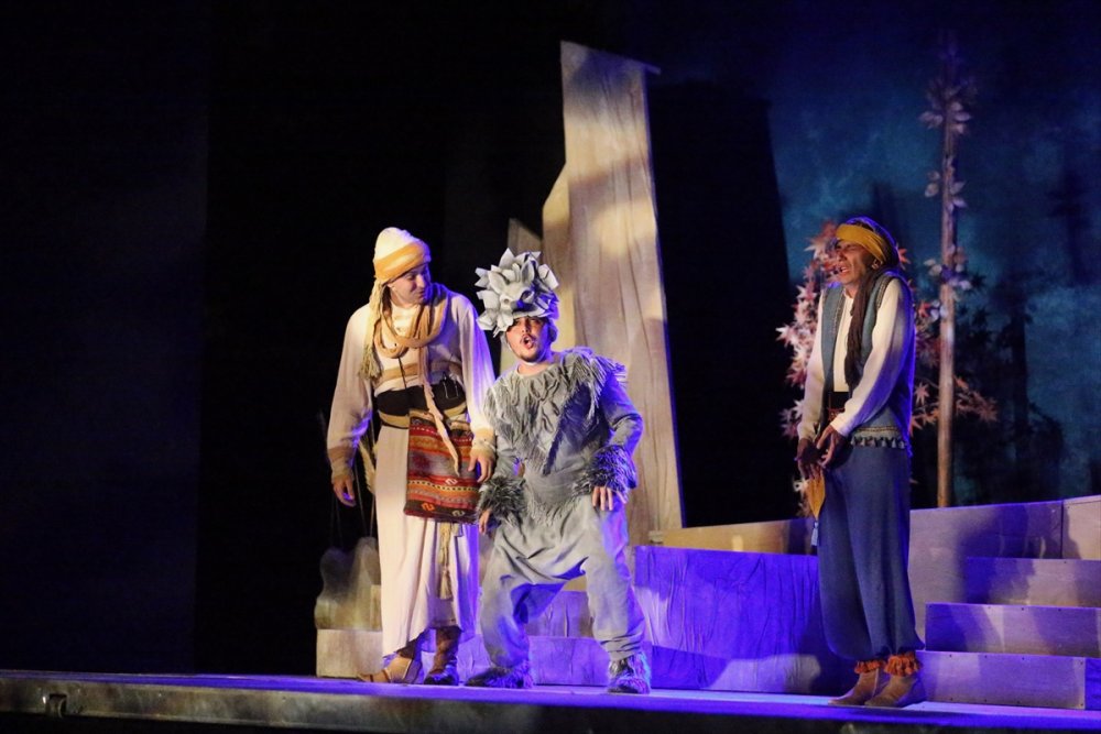 Trabzon Devlet Tiyatrosu, "Yunus'la Yürürken" Oyununu Eskişehir'de Sahneledi