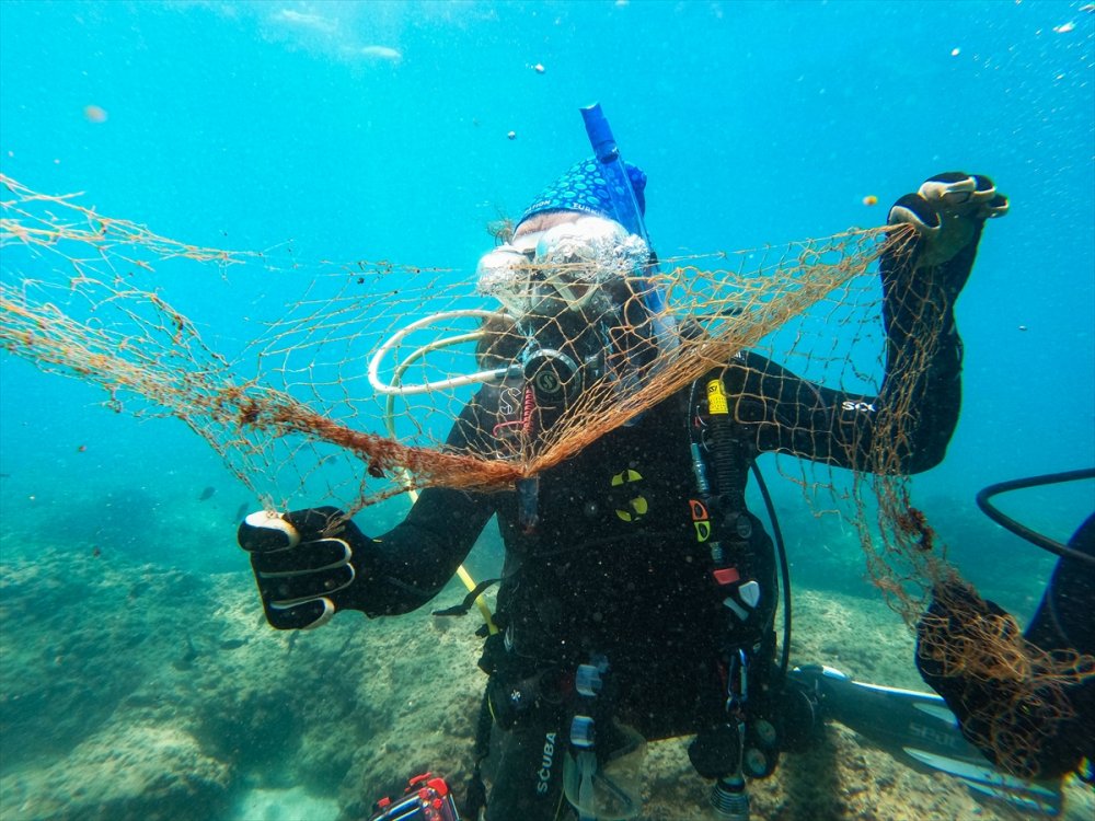 Doğu Akdeniz'de Dalış Yapan Gönüllüler, Su Altını Hayalet Ağlar Ve Çeşitli Atıklardan Arındırıyor