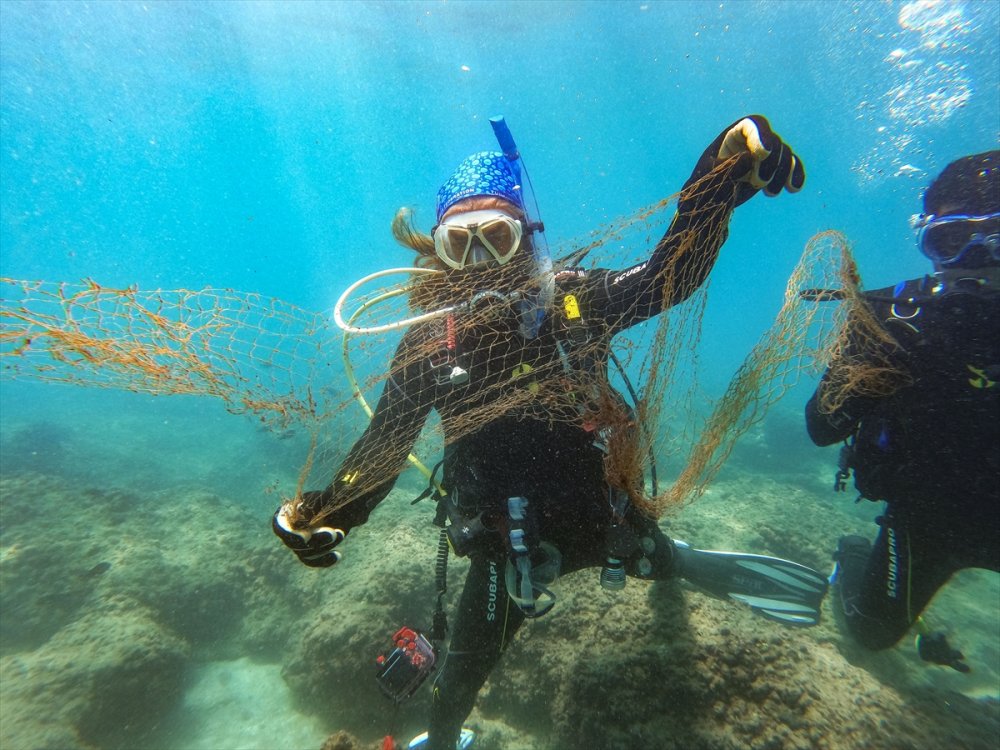 Doğu Akdeniz'de Dalış Yapan Gönüllüler, Su Altını Hayalet Ağlar Ve Çeşitli Atıklardan Arındırıyor