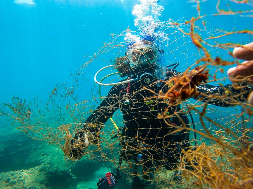 Doğu Akdeniz'de Dalış Yapan Gönüllüler, Su Altını Hayalet Ağlar Ve Çeşitli Atıklardan Arındırıyor