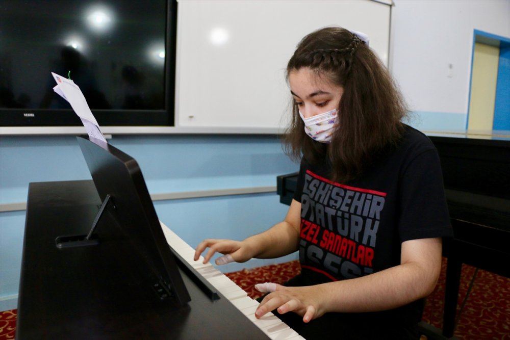 Konuşamayacağı Sanılan Otizmli Çocuk Şiir Öğrendi, Piyano Yeteneğiyle De Şaşırttı