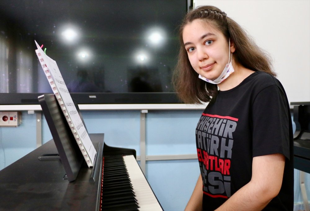 Konuşamayacağı Sanılan Otizmli Çocuk Şiir Öğrendi, Piyano Yeteneğiyle De Şaşırttı